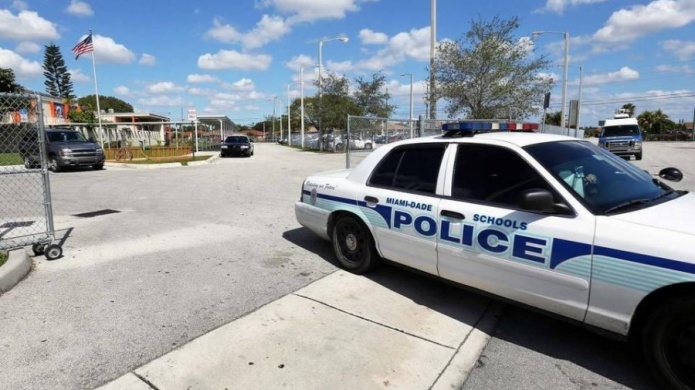 Bajo arresto domiciliario niÃ±a de 13 aÃ±os que llevÃ³ un arma a la escuela en Florida