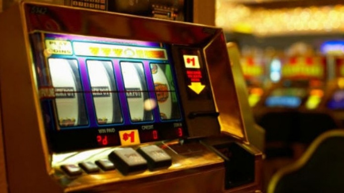 Denuncian que tragamonedas ubicadas en el aeropuerto internacional LMM violan la ley