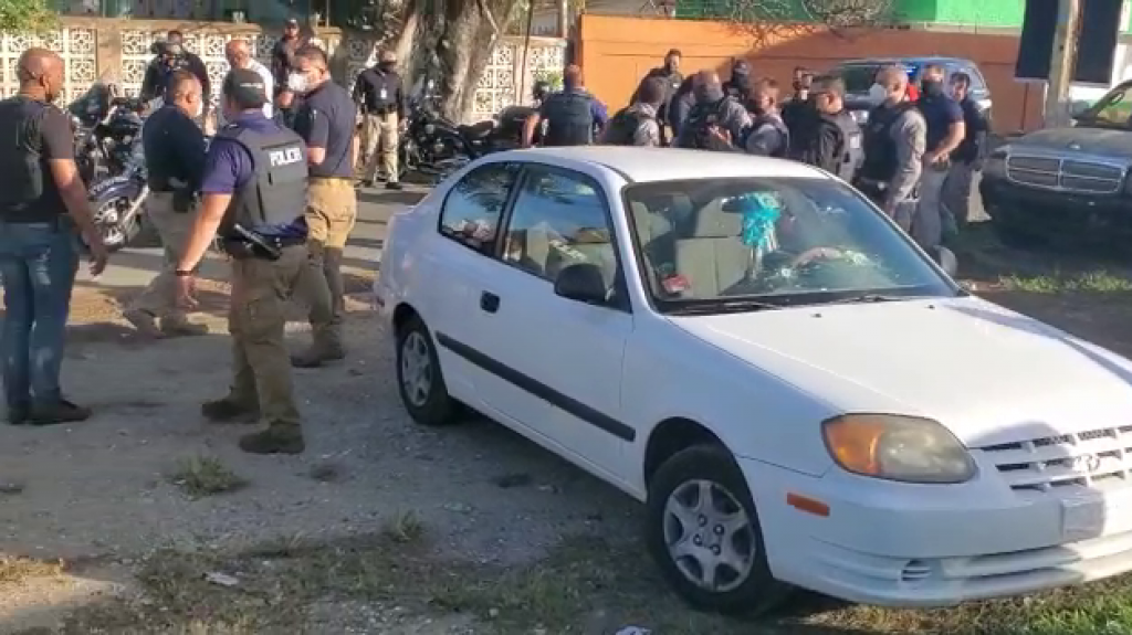  Video: La Polic&iacute;a ocupa veh&iacute;culo sospechoso de tiroteo a polic&iacute;as en Carolina 