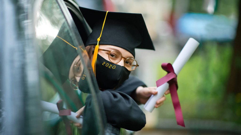  UPR anuncia modalidad de celebraci&oacute;n de graduaciones de 2021: ser&aacute;n virtuales y entrega de diplomas ser&aacute; por servicarro 