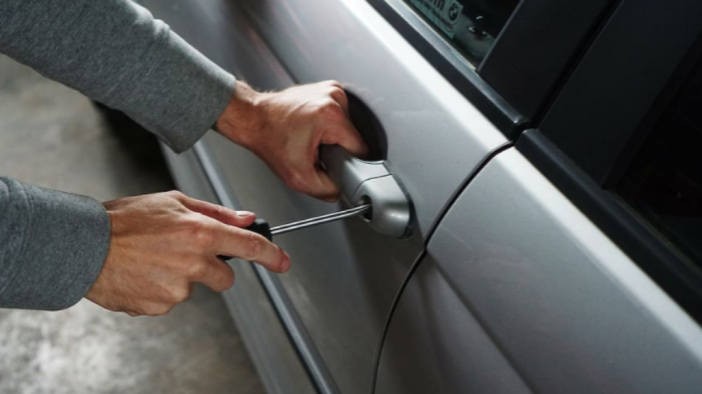  Roban miles de d&oacute;lares de auto estacionado en un centro comercial en Bayam&oacute;n 