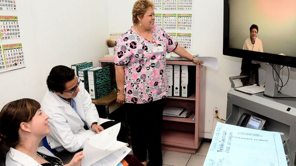  Gobernadora firma medida que flexibiliza los requisitos para que los m&eacute;dicos practiquen telemedicina 