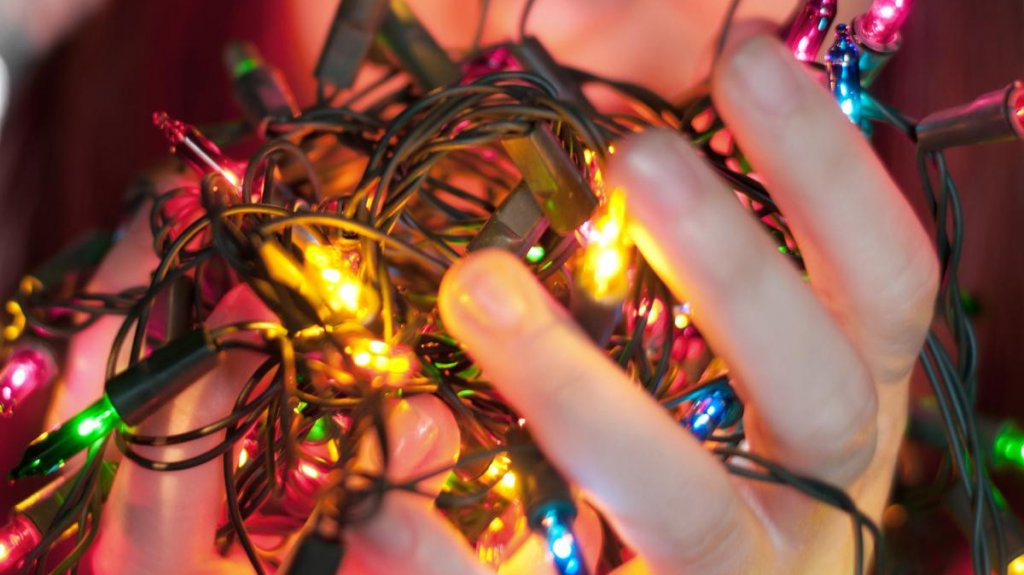  Roban adornos de Navidad de una casa en Condado 