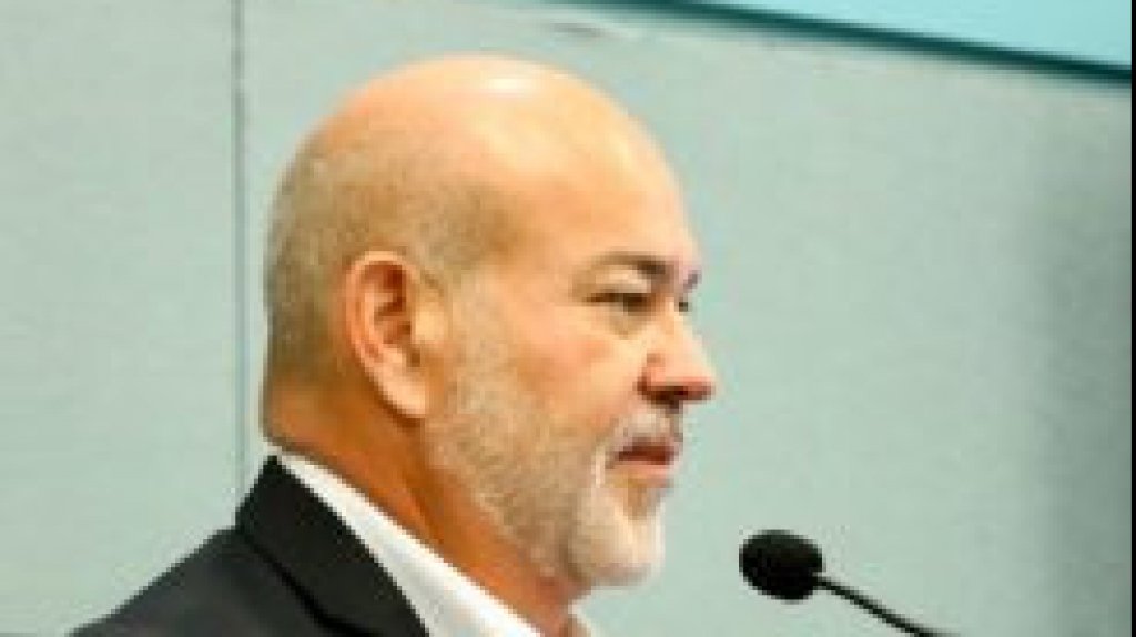  M&eacute;ndez N&uacute;&ntilde;ez pide al PPD aprobaci&oacute;n urgente de ley de prevenci&oacute;n del maltrato y preservaci&oacute;n de la unidad familiar 