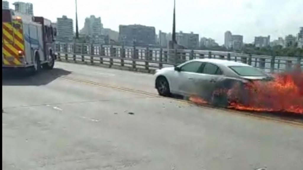  Video: Se incendia veh&iacute;culo en puente Dos Hermanos de San Juan 