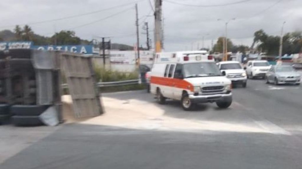  Video capta el Momento en que se vuelca cami&oacute;n en Vega Baja 