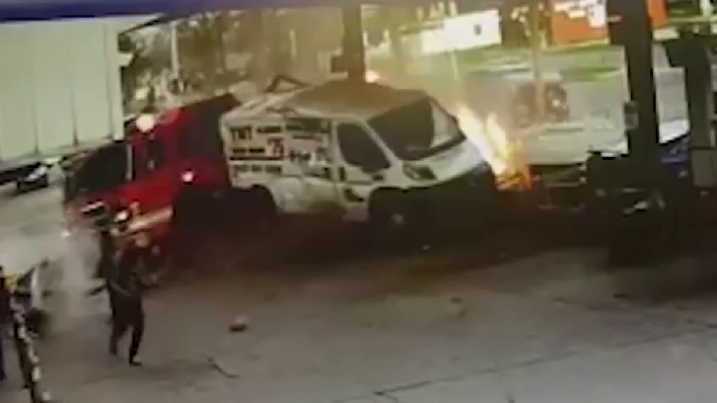  VIDEO: Momentos en que cami&oacute;n de bomberos choca con un veh&iacute;culo y luego contra una gasolinera en Detroit 