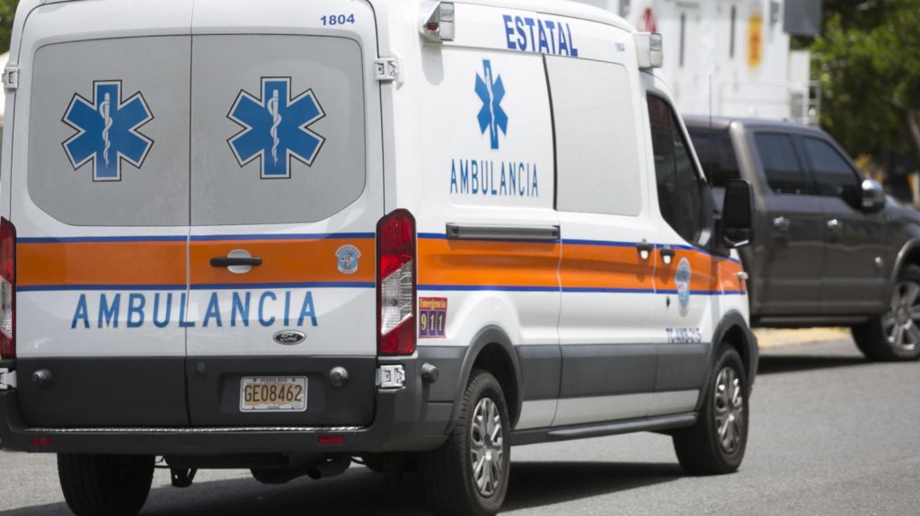  Le dan con un tubo en negocio en Fajardo 