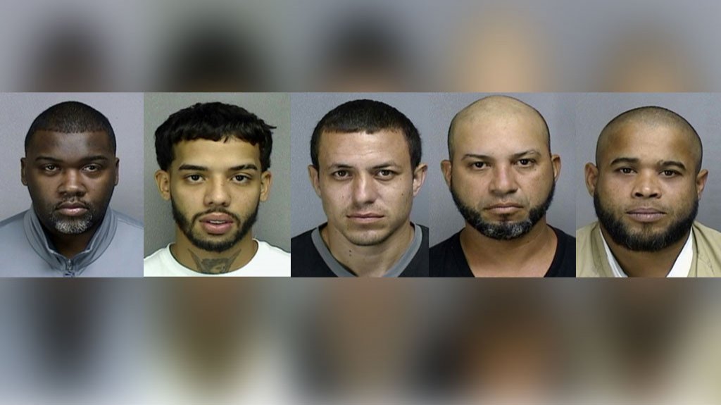  Inteligencia y Arrestos Especiales de Bayam&oacute;n arrestan varias personas que tenina ordenes de arrestos 