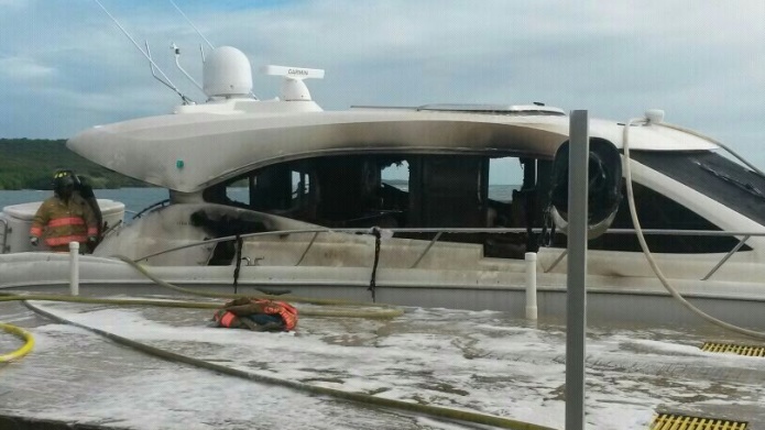 SE INCENDIA YATE EN MARINA DE FAJARDO POR APARENTE CORTO CIRCUITO