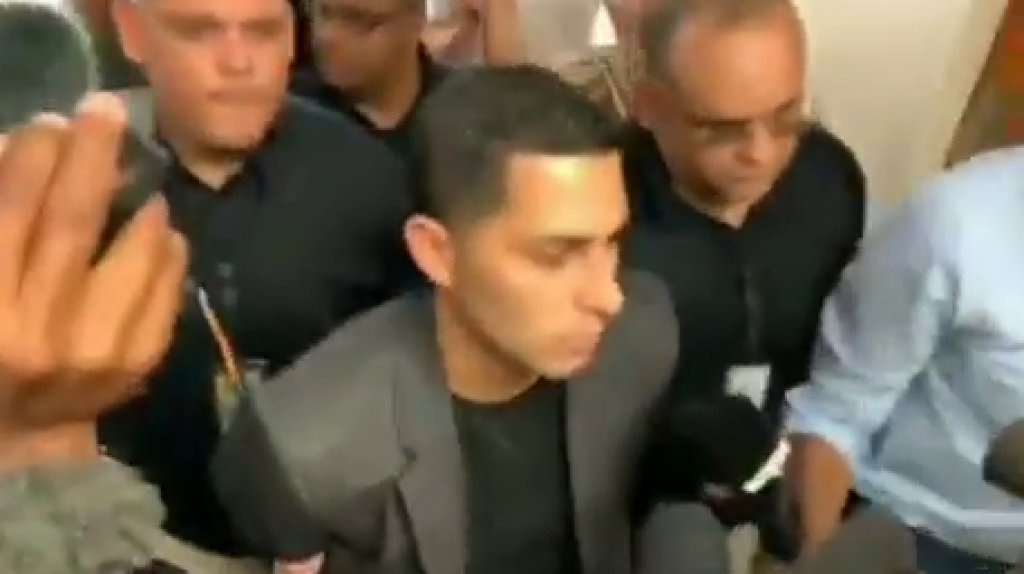  Video: Momento en Jensen acusado de asesinar mujer en Fajardo es detenido y esposado 