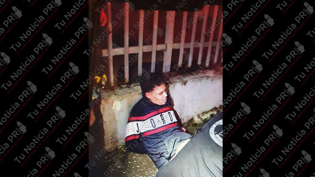  Andaba por Manat&iacute; en un carro robado, con dos pistolas y un rifle, apunt&oacute; a los polic&iacute;as y termino con un tiro 