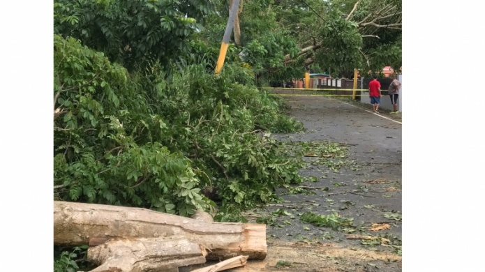 Barrio Bajuras de Vega Alta con daÃ±os a residencia y carretera intransitable