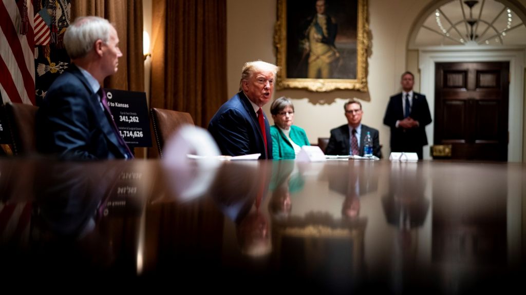  Trump acent&uacute;a su campa&ntilde;a contra el voto por correo al amenazar a dos estados 