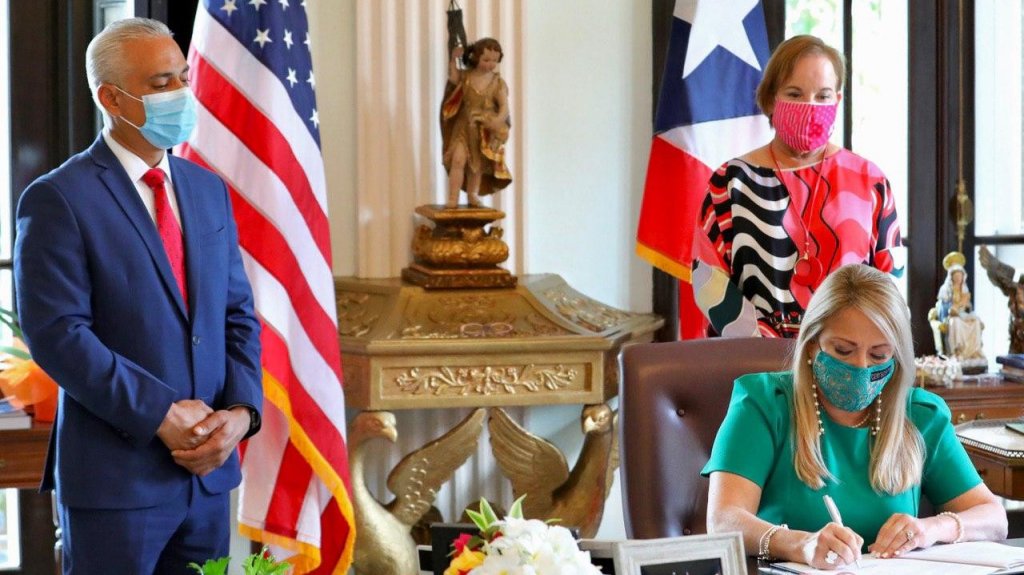  Gobernadora firma la ley especial para asegurar el acceso al tratamiento y diagn&oacute;stico de los pacientes con c&aacute;ncer 