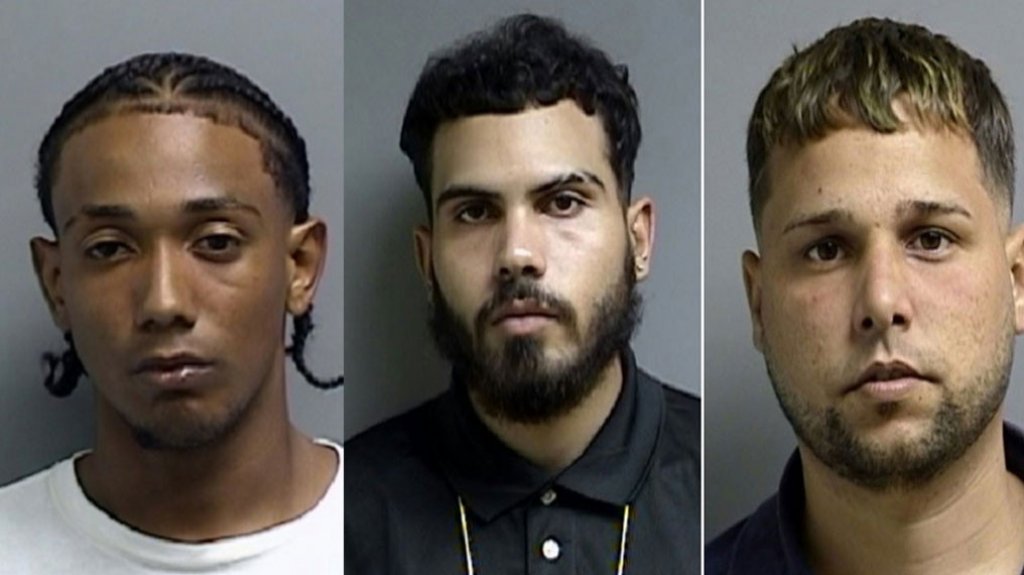  Los arrestaron con máscaras, un arma, drogas y municiones en Juncos, la juez solo les dio 30 mil de fianza 