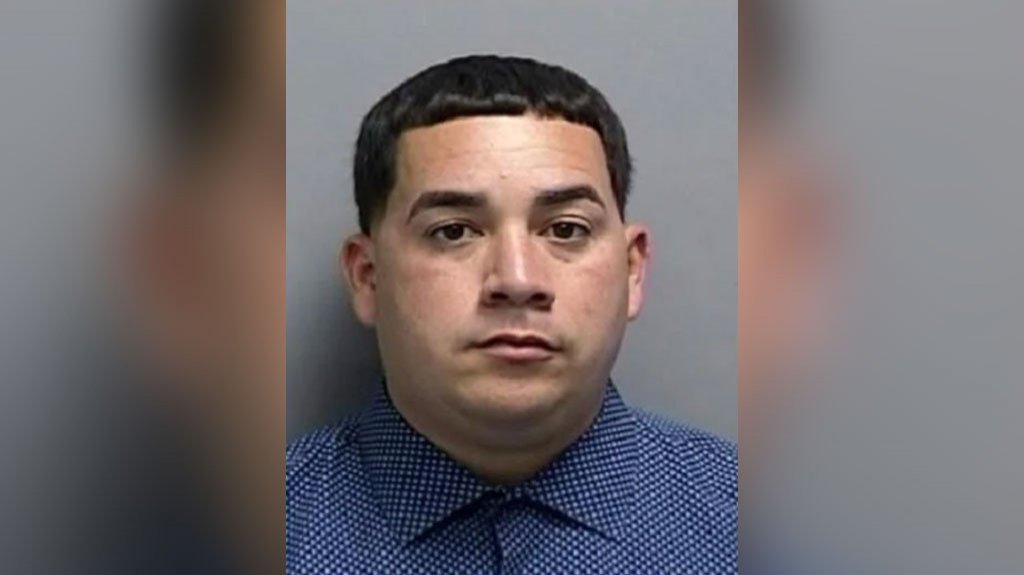  Deja solos a sus hijos en el carro y uno se dispara con la pistola del Pap&aacute; 