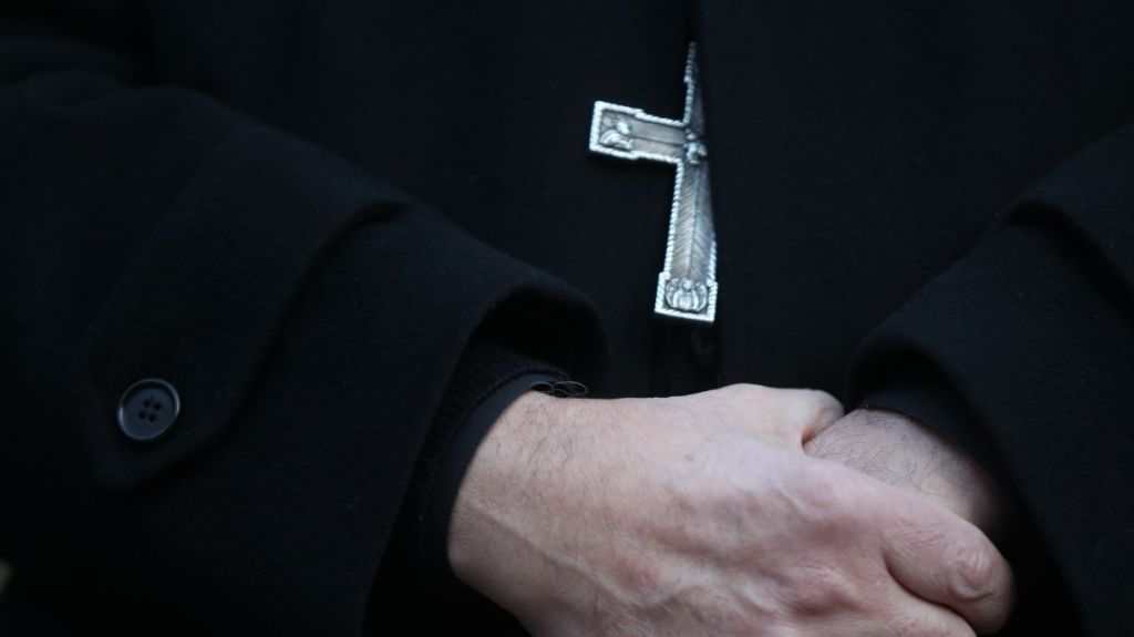  Arrestan por segunda vez a un cura de Washington por alegaciones de abusos 