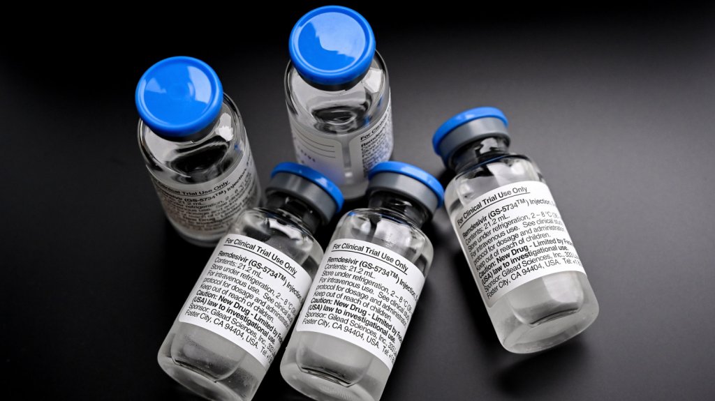  Remdesivir consigue aprobaci&oacute;n como primer tratamiento de covid-19 en EE.UU. 