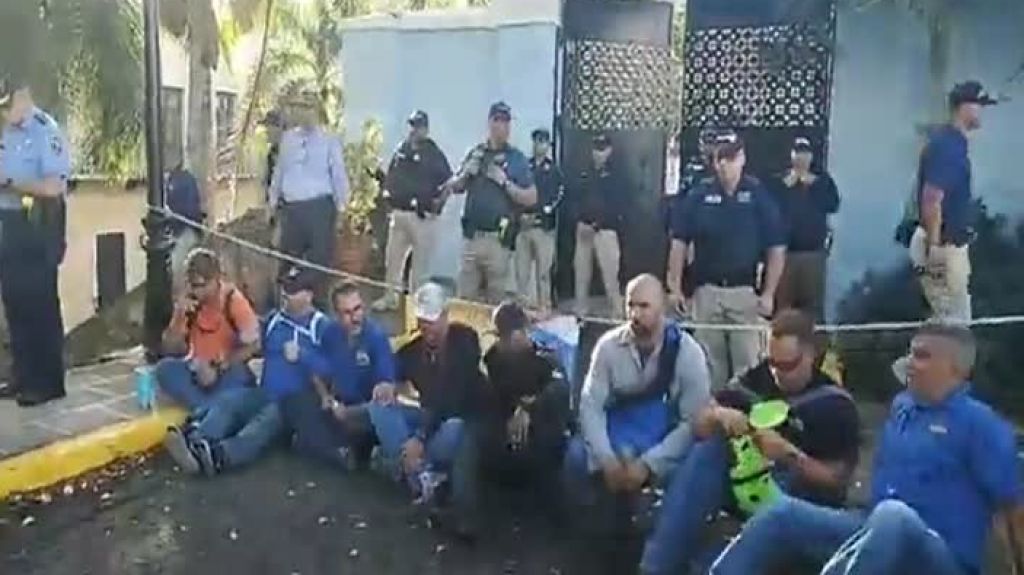  Video: Celadores de la UTIER bloquean entrada a la Fortaleza 
