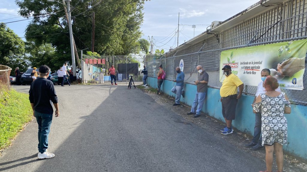  A las 5:30 de la ma&ntilde;ana llegan electores a escuela de Carolina donde vota Gonz&aacute;lez Col&oacute;n 