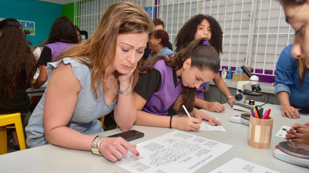  Keleher inaugura primer sal&oacute;n laboratorio STEM en la isla 