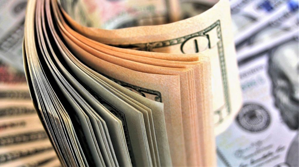  Cliente de banco enfurecido por hacer fila retira dinero y lanza la &ldquo;torta&rdquo; a los dem&aacute;s clientes 