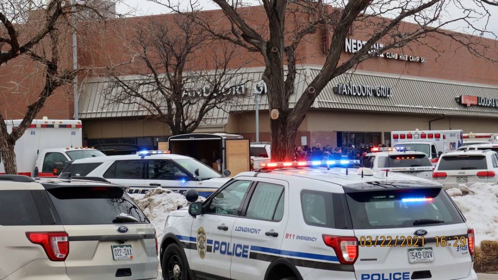  VIDEO: 10 personas, entre ellas un polic&iacute;a, murieron en el tiroteo en un centro comercial en Colorado 