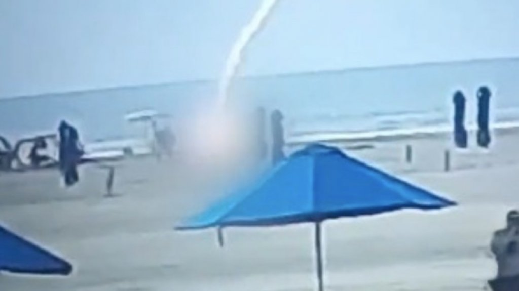  Impactante video captura el momento en que un rayo alcanza y mata a una mujer en la playa de Colombia 