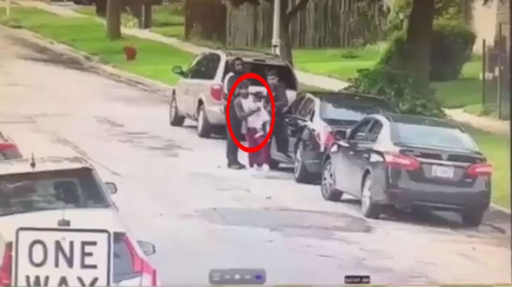  Video: C&aacute;maras captan momento en que una mujer es asesinada a tiros mientras ten&iacute;a un bebe en sus manos 