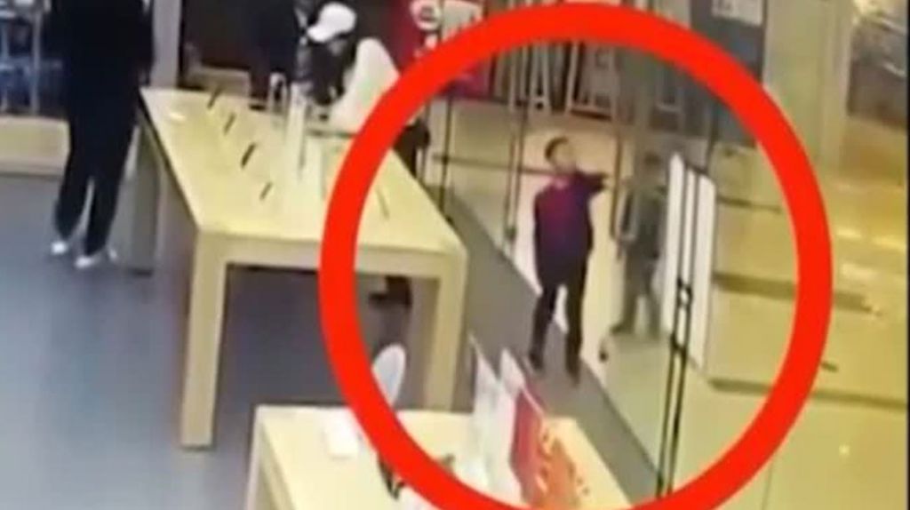  Video: Puerta de cristal en un centro comercial explota frente a ni&ntilde;o de 4 a&ntilde;os 