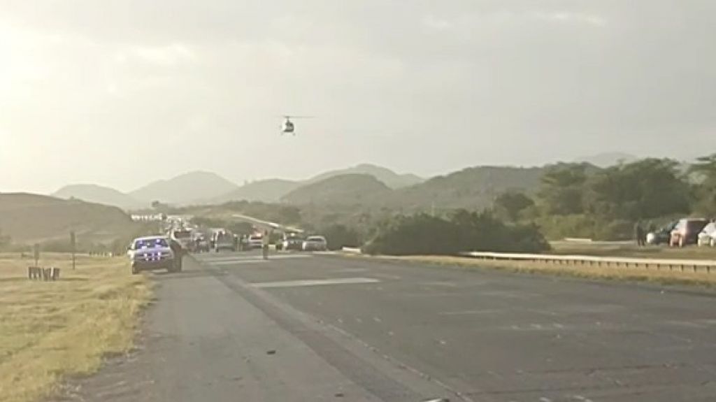  Video: Momento en que llega helic&oacute;ptero ambulancia para llevarse motorista que se estrell&oacute; en Santa Isabel 