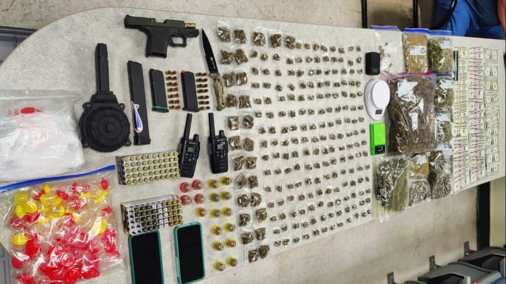  Arrestan a varias personas, ocupan armas, drogas y municiones en Arecibo 