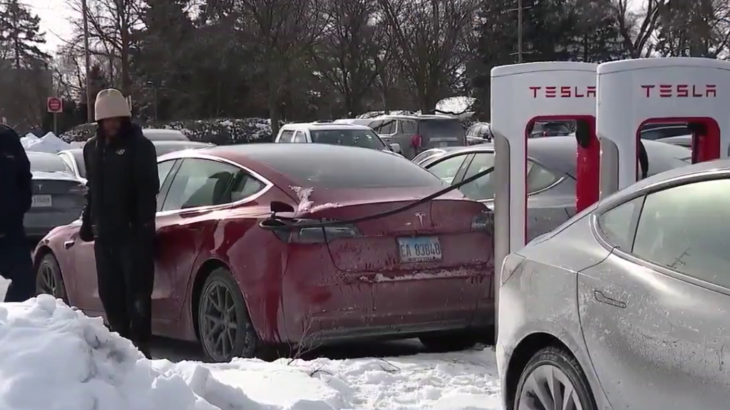  Video: En Chicago reportan problemas de carga en los Tesla debido a las bajas temperaturas 