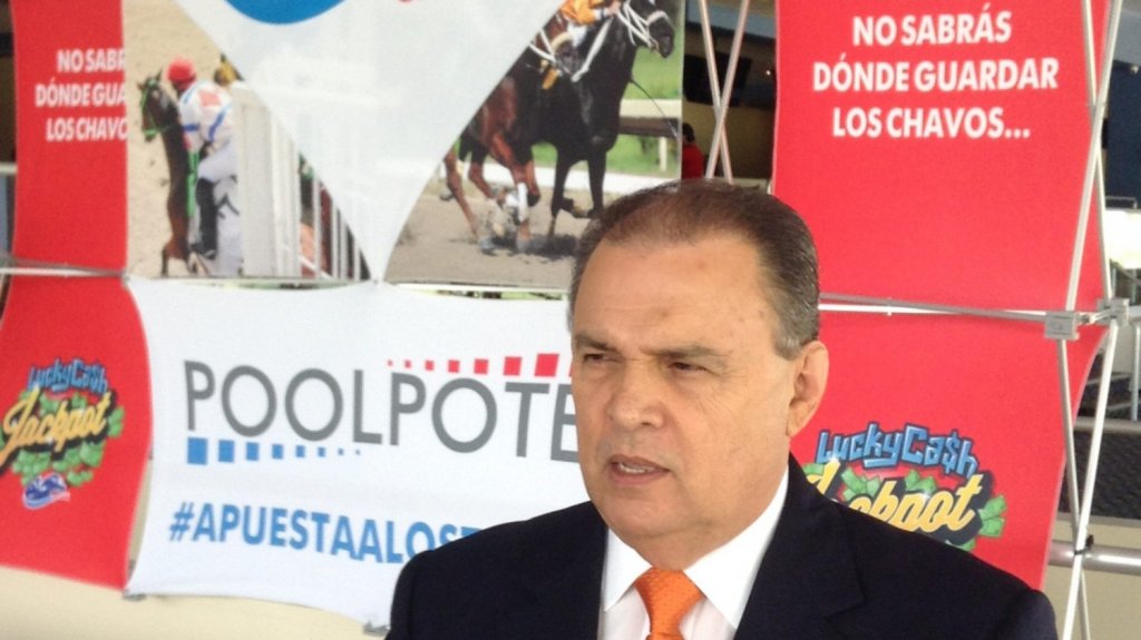  Presidente de Camarero felicita a jockette Carol Cede&ntilde;o por sus ejecutorias en Delaware Park y la invita a rememorar sus inicios en hip&oacute;dromo en Can&oacute;vanas 