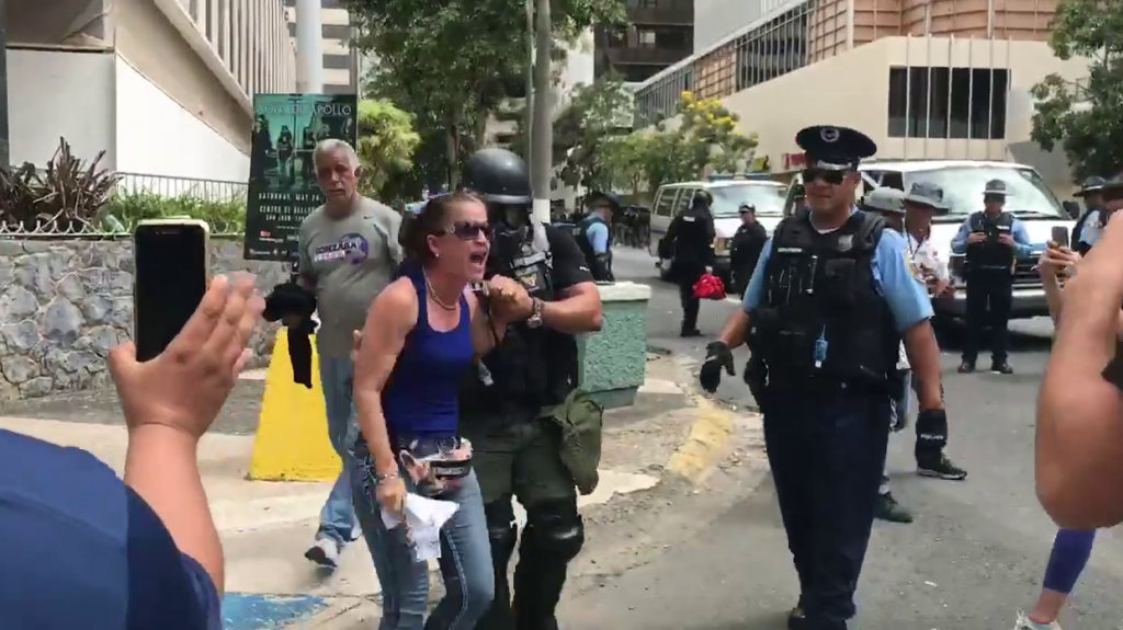  Video: Técnicos de emergencias medicas asisten a manifestante totalmente descontrolada 