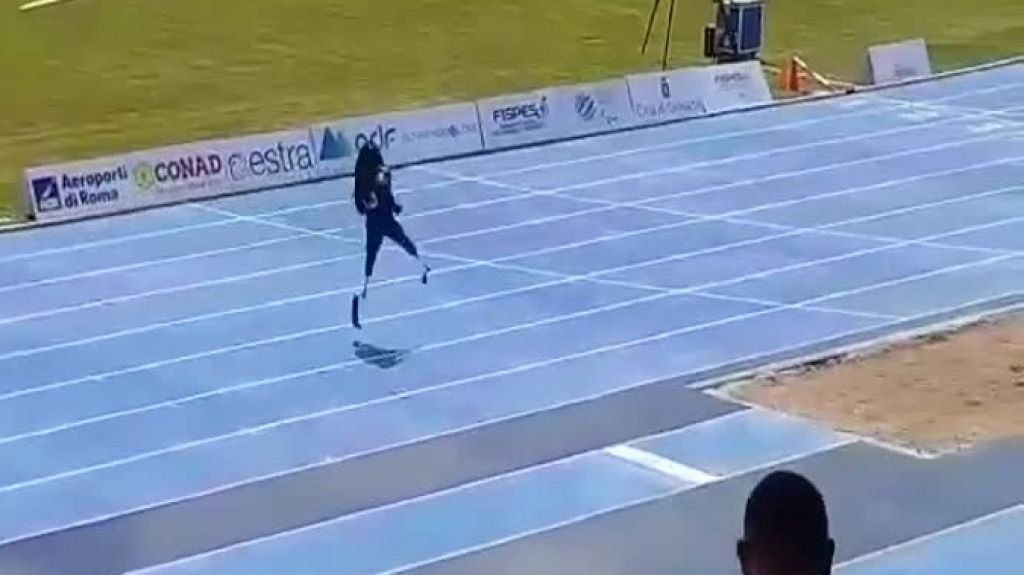  Compitió con dos prótesis en las piernas, se le rompió una y aun así terminó la carrera 