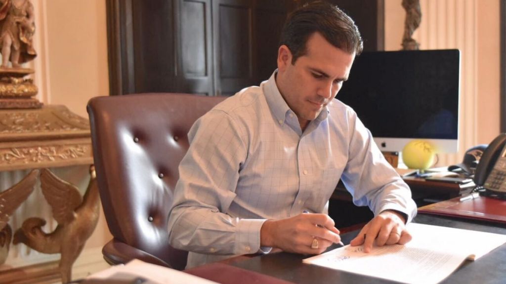  Rossell&oacute; firma ley que&nbsp;proh&iacute;be utilizar las ausencias por enfermedad justificadas como un criterio de evaluaci&oacute;n 