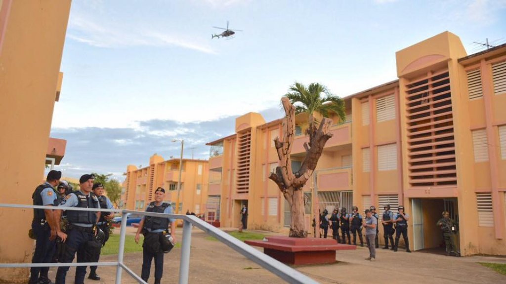  Polic&iacute;a detiene a dos menores de edad con armas, drogas y parafernalia en allanamiento en Coamo 