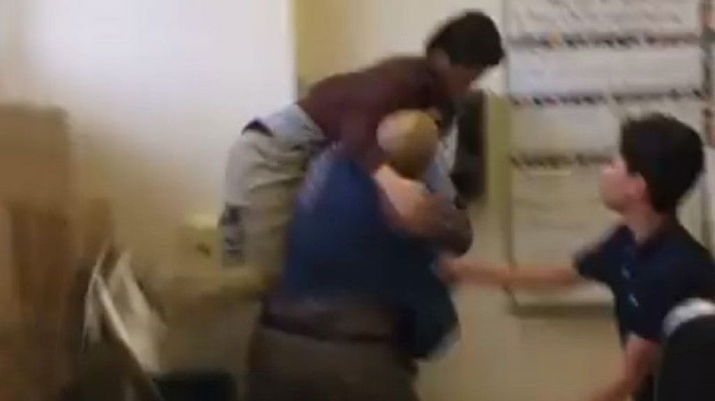  En video momento en que maestro en EU, estrella un estudiante contra el suelo 