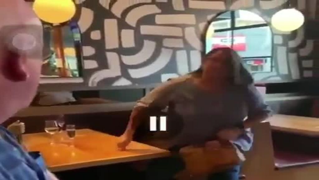  Video: El gerente le dijo que no pod&iacute;a sentarse en una mesa por distanciamiento y ella le tosi&oacute; en la cara 