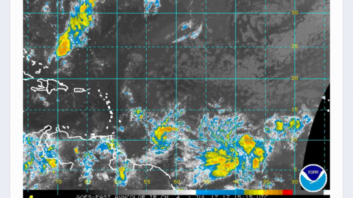 Dos sistemas tropicales con potencial ciclÃ³nico; ambos afectados por aire seco.