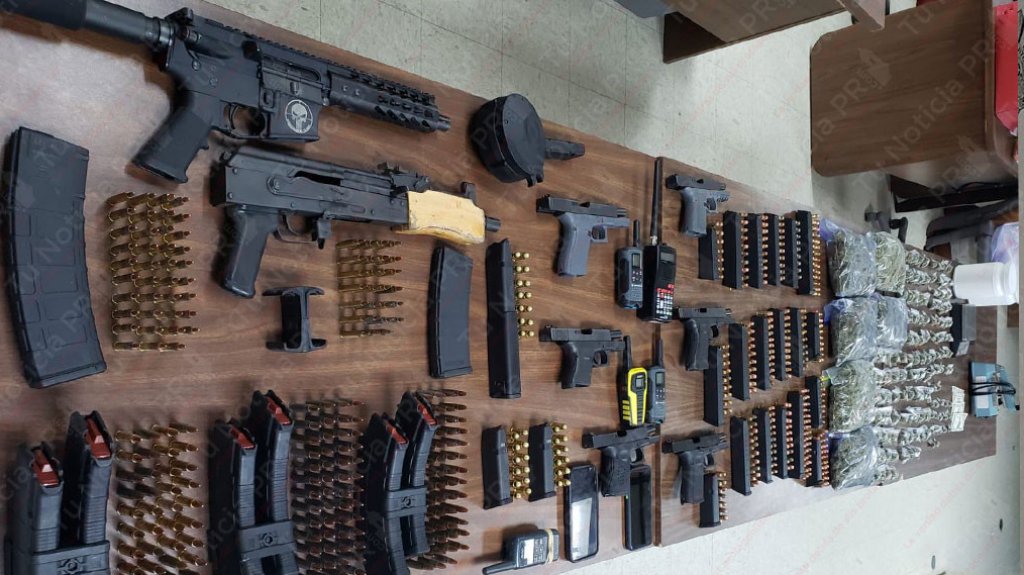  Video: Intent&oacute; huir de la polic&iacute;a en residencial de San Juan y los llev&oacute; donde almacenaban armas y marihuana 
