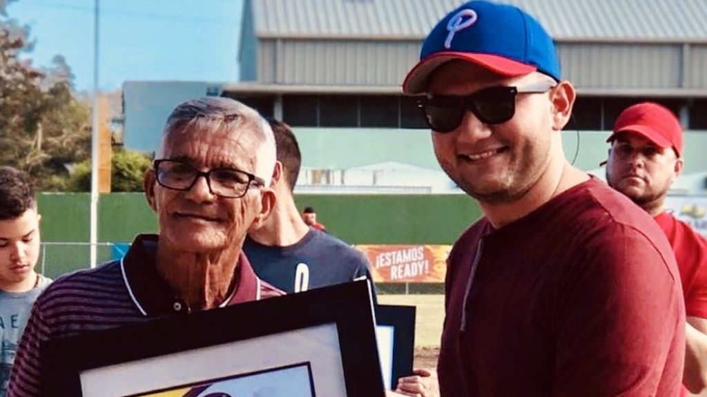  Rinden homenaje al Zurdo de Oro Torres Sánchez al retirar su número los Petroleros de Peñuelas 