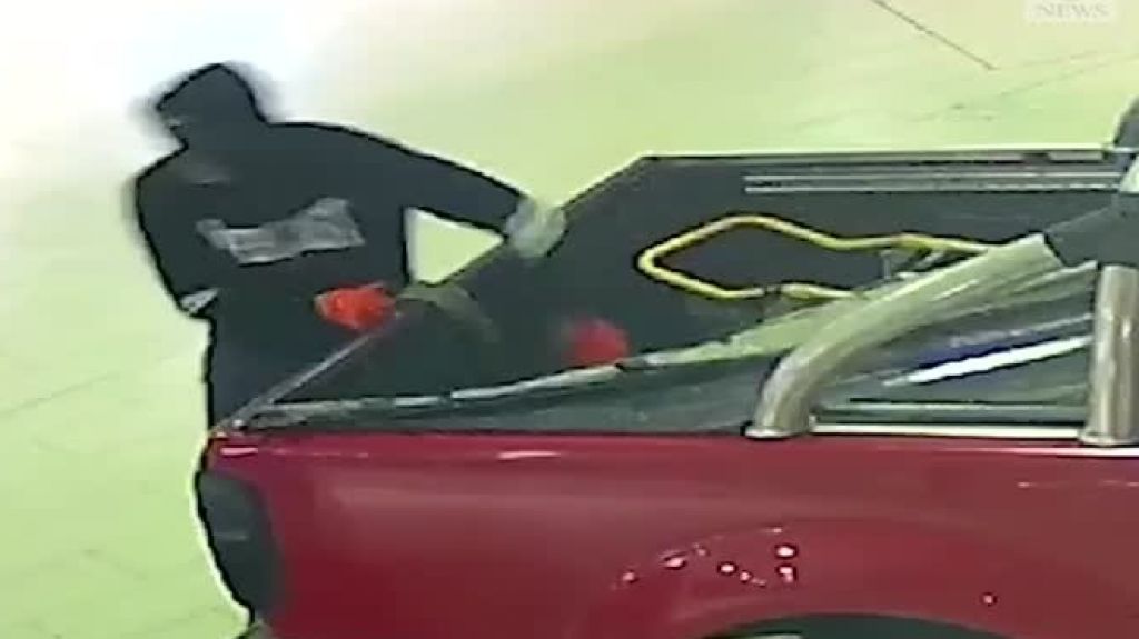  En video momento en que dos hombres utilizan una guagua para intentar robar un ATM 