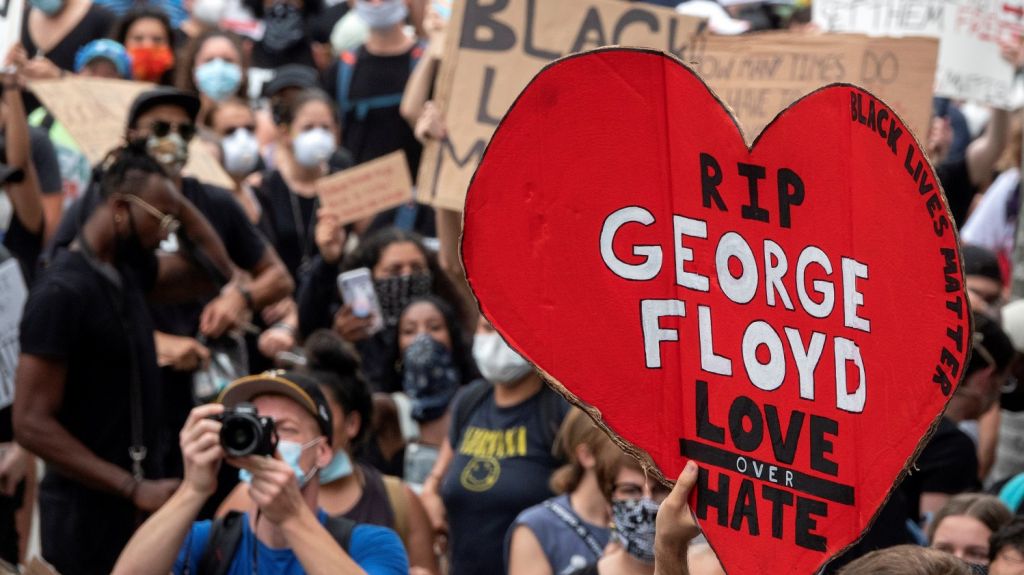  Las protestas alimentan la lucha contra los s&iacute;mbolos racistas 