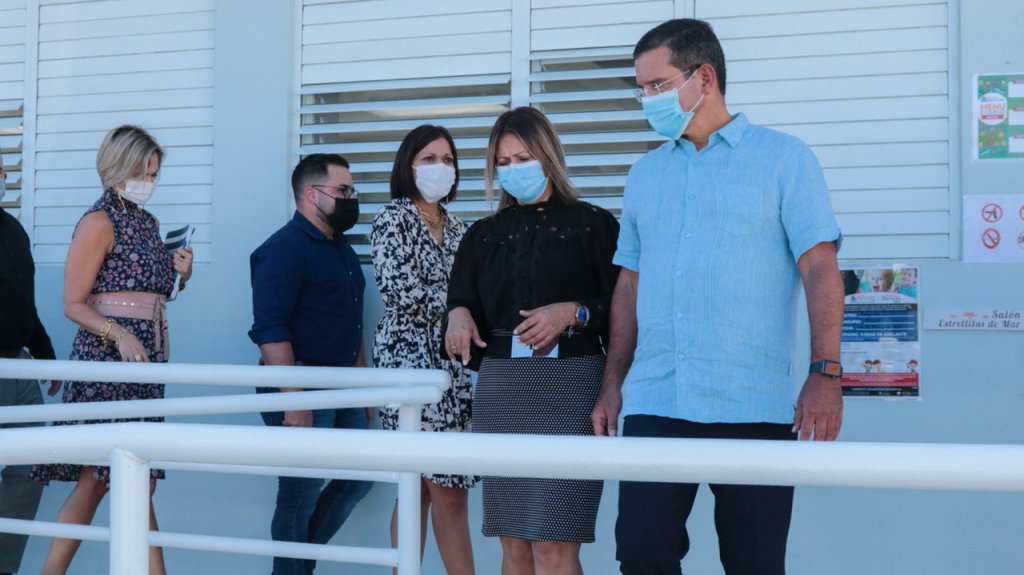  Gobernador Pierluisi inspecciona escuelas en Manat&iacute; de cara al comienzo de clases presenciales 
