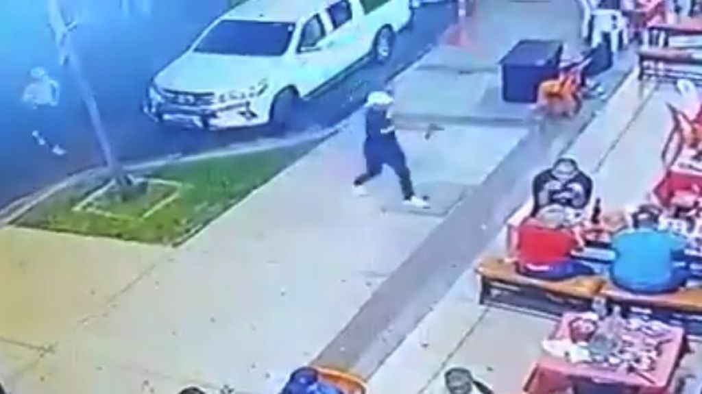  Captan c&oacute;mo balean por lo menos 15 veces a un expolic&iacute;a y cantante de salsa urbana en plena calle 