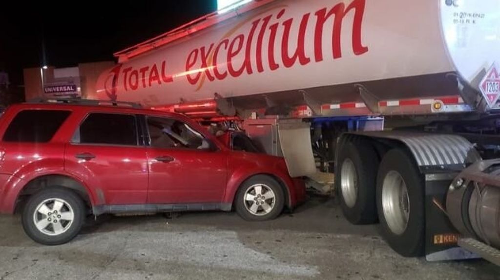  Fotos: Se reporta accidente con cami&oacute;n de gasolina en Mayag&uuml;ez 