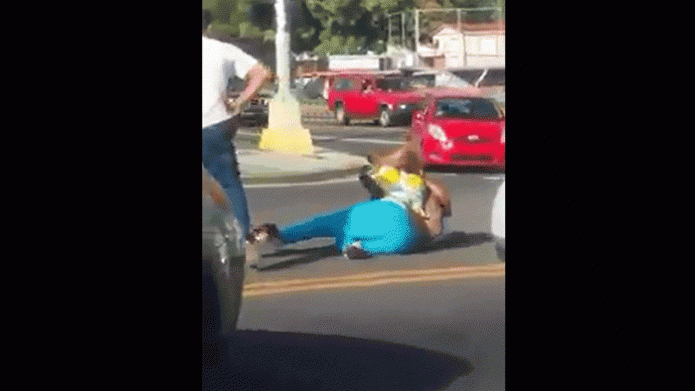 Video de dos mujeres a bÃ³feta limpia en plena avenida de MayagÃ¼ez 